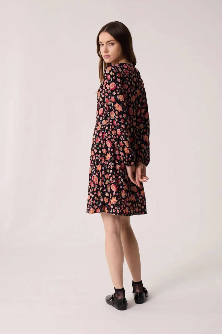 Robe Eliota Windy avec imprimé floral, décolleté V et manches 3/4, portée par modèle, vue de dos.