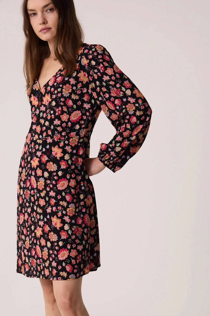 Robe Eliota Windy fleurie avec décolleté V et manches longues, idéale pour l&