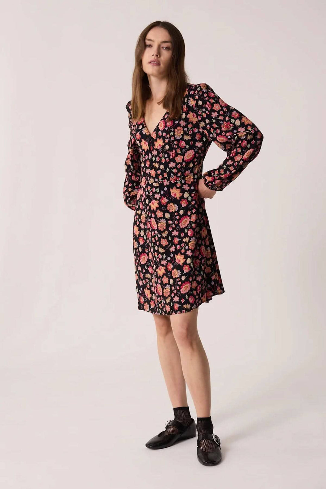 Robe Eliota Windy, robe fleurie à décolleté V, manches 3/4, idéale pour l&