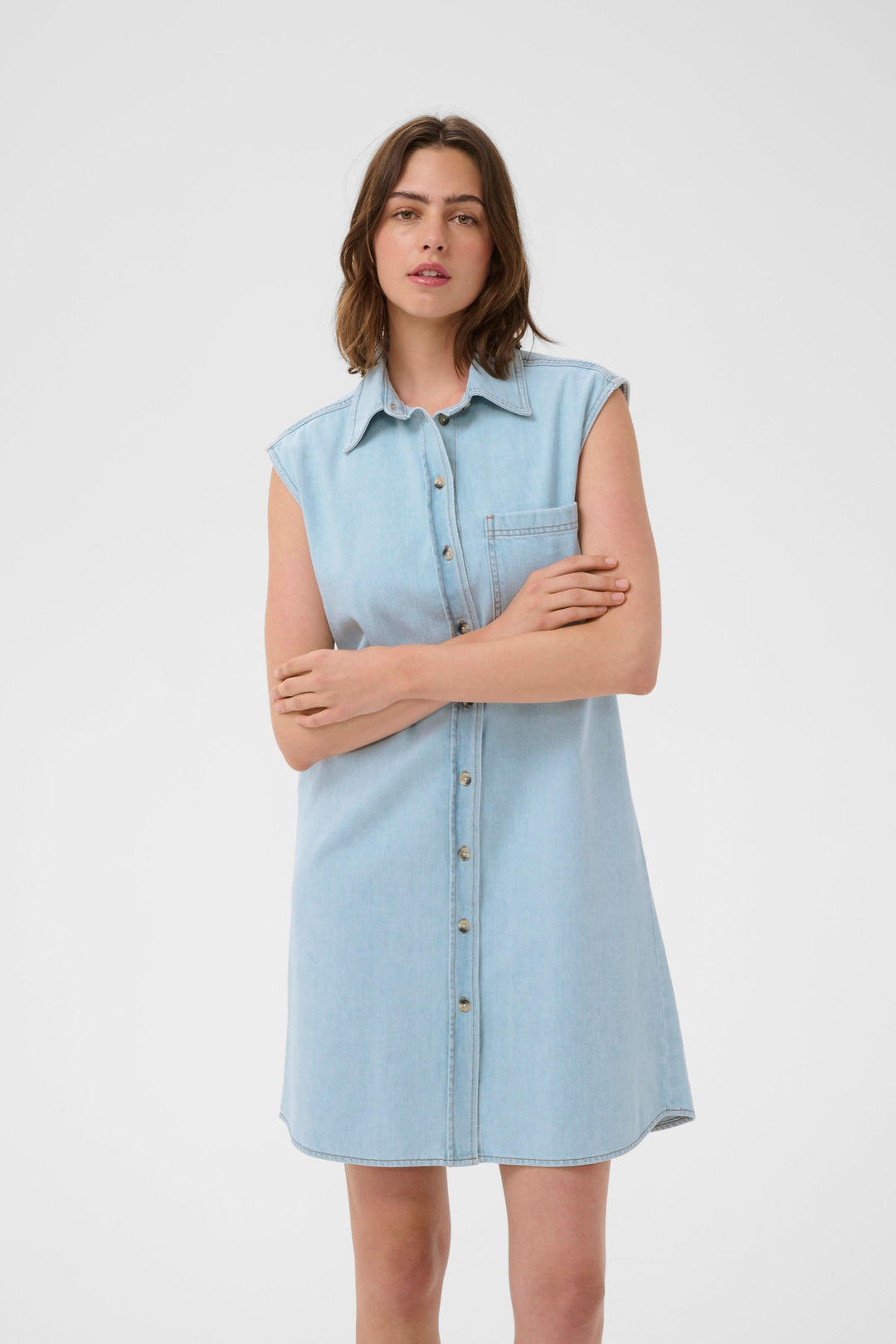 Robe Elly chemise sans manches en lyocell avec coupe droite, idéale pour un look utilitaire moderne et décontracté.
