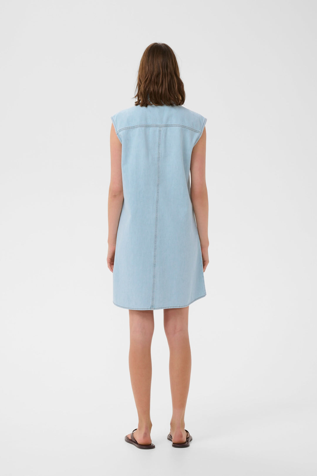 Vue arrière de la Robe Elly chemise sans manches en tissu léger, coupe droite, idéale pour un look décontracté au quotidien.