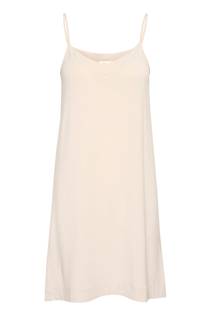 Robe Lil nuisette fluide fines bretelles en tissu léger avec encolure en V, idéale pour un style féminin et confortable.