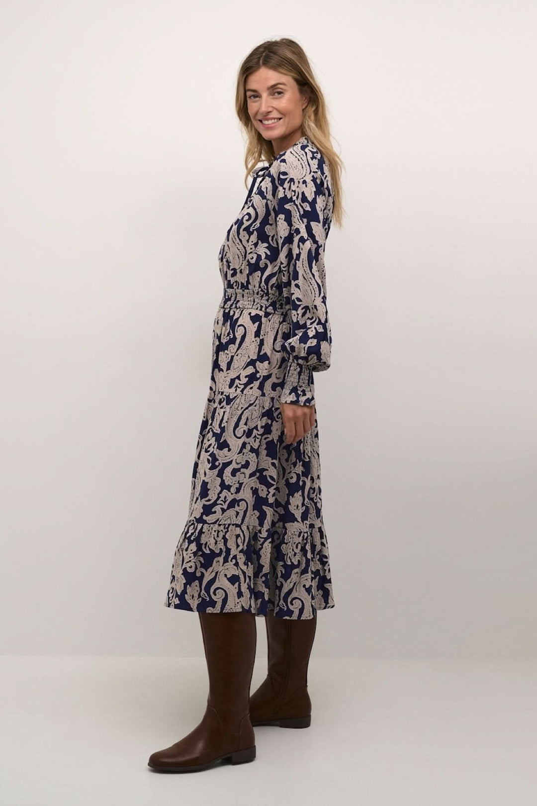 Robe Lucy longue beige et bleu marine, manches longues, encolure goutte, chic avec bottes.
