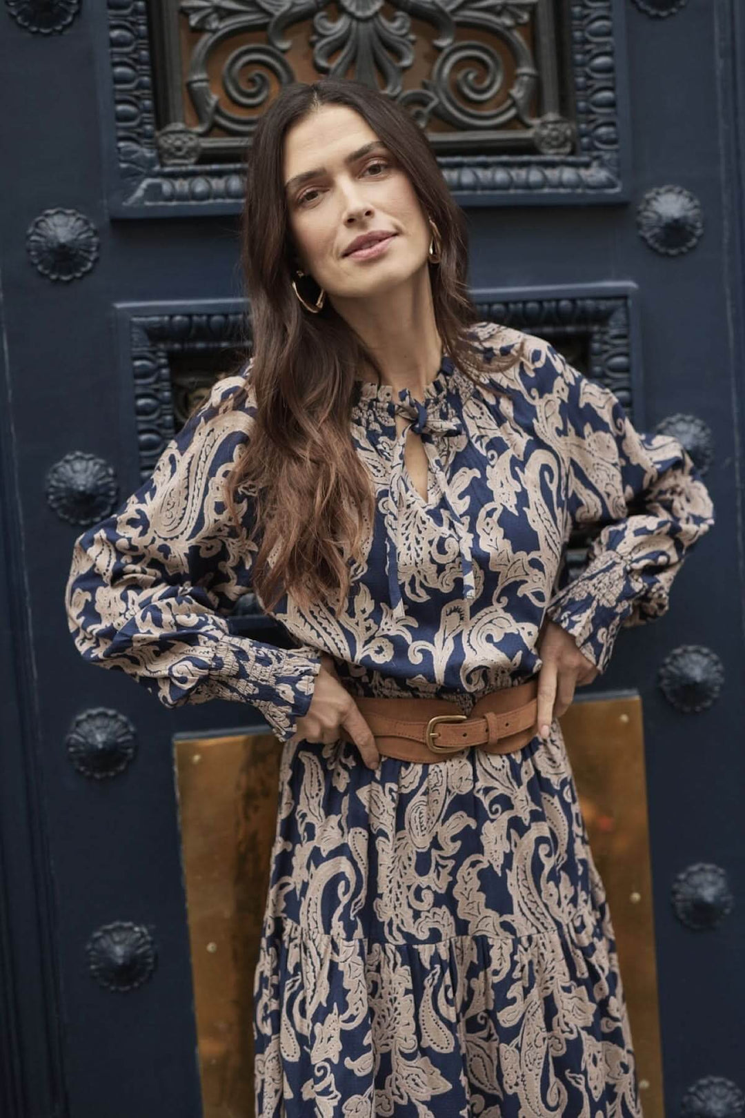 Robe longue Lucy à motif beige et bleu marine, manches longues et ceinture, style chic et élégant.