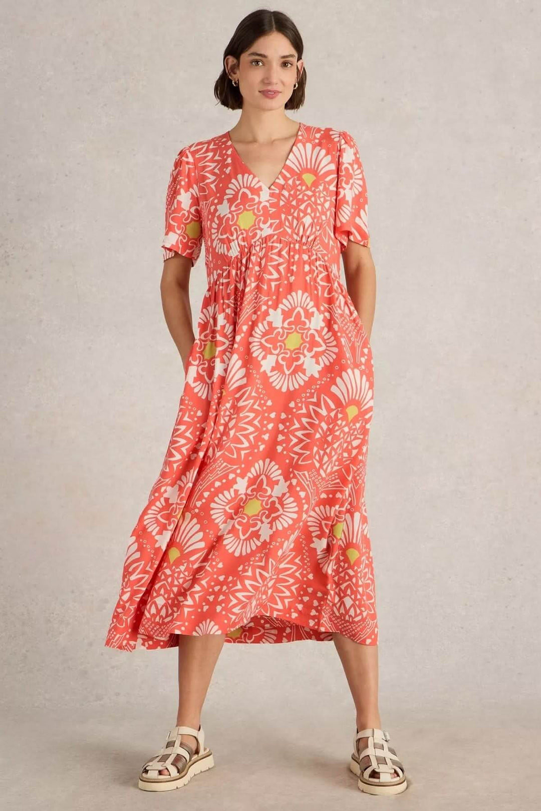 Robe midi Lucy à imprimé audacieux, encolure en V et coupe fluide pour un look estival chic.