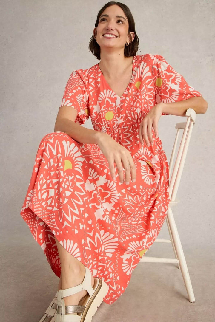 Robe Lucy midi à imprimé coloré, encolure en V et manches courtes, idéale pour un look estival.