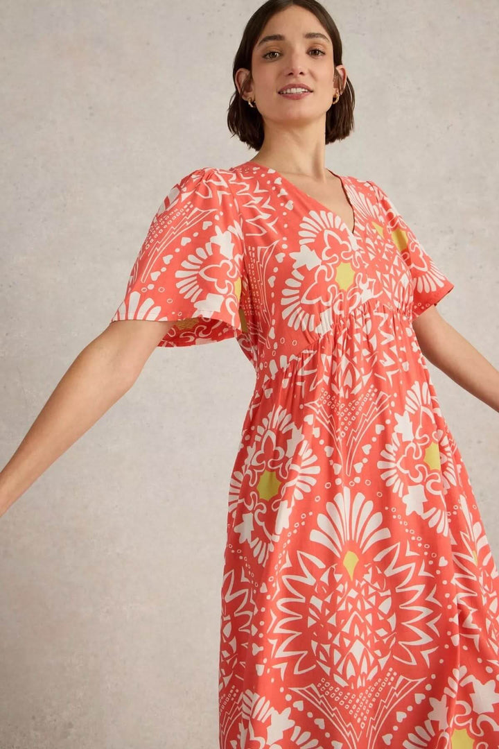 Robe Lucy midi à imprimé audacieux, encolure en V et manches courtes, parfaite pour un look estival.