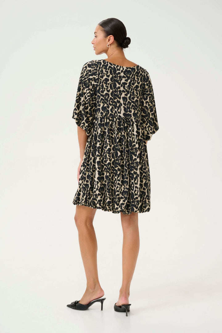 Robe Nani courte à imprimé léopard, avec encolure en V et manches amples, idéale pour un look moderne.