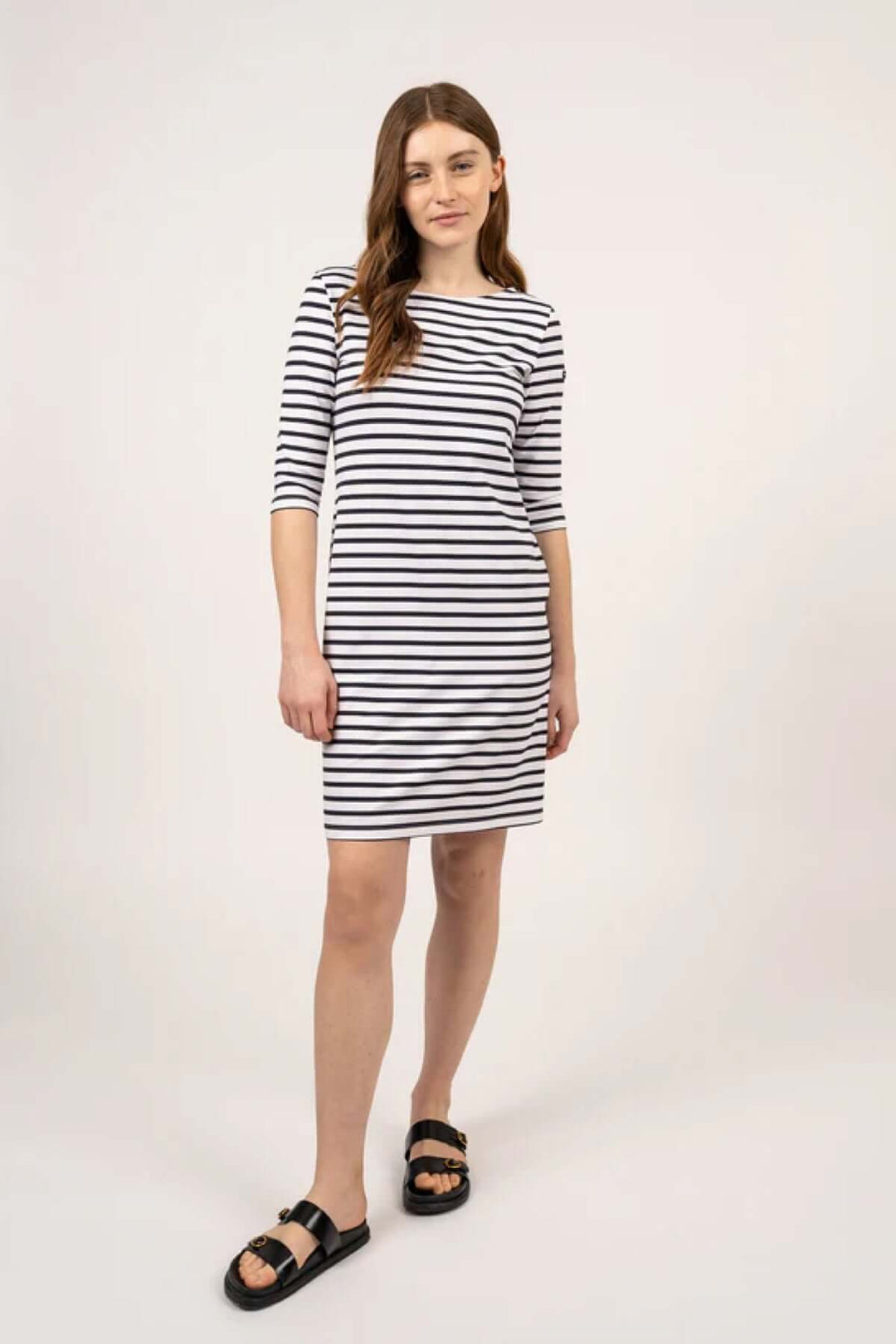 Femme portant une robe PROPRIANO à rayures, coupe droite, longueur courte, idéale pour un usage quotidien et facile à superposer.