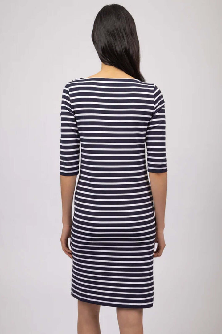 Vue arrière de la Robe PROPRIANO courte à rayures, coupe droite, longueur genou, idéale pour un usage quotidien et polyvalent.