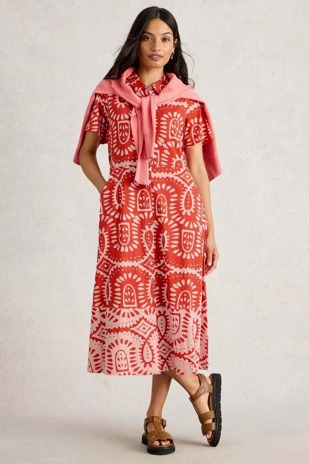 Robe Rua à col chemise avec un imprimé audacieux, coupe décontractée et manches courtes, parfaite pour l'été.
