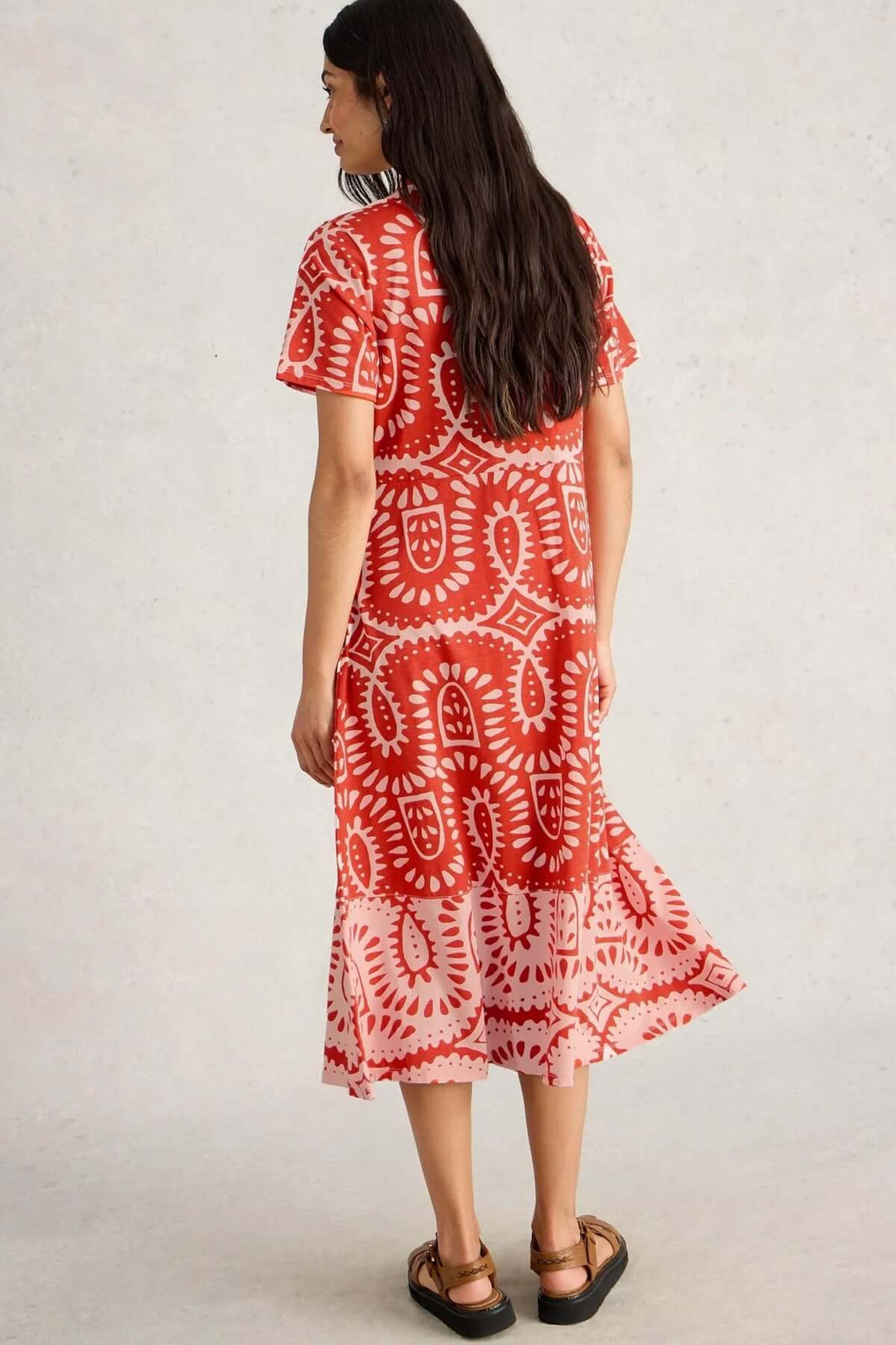 Robe Rua à col chemise avec imprimé audacieux, coupe décontractée et tissu fluide, idéale pour l'été.