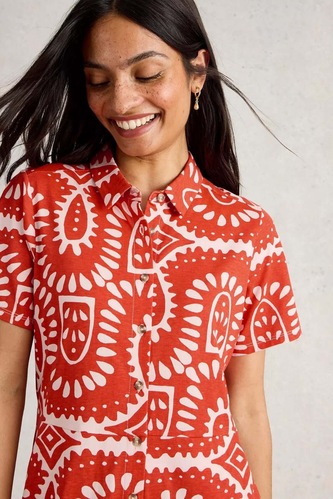 Robe Rua avec col chemise, imprimé audacieux et coupe décontractée, parfaite pour l'été.