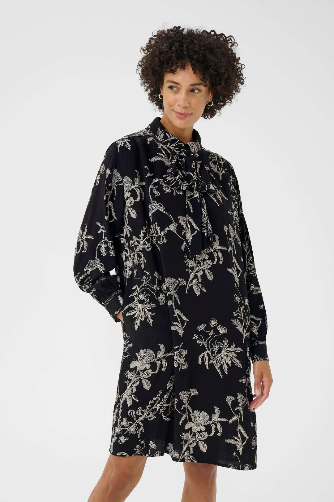 Robe Sanes fluide à imprimé floral noir, col lavallière, manches bouffantes, chic et confort pour toutes occasions.