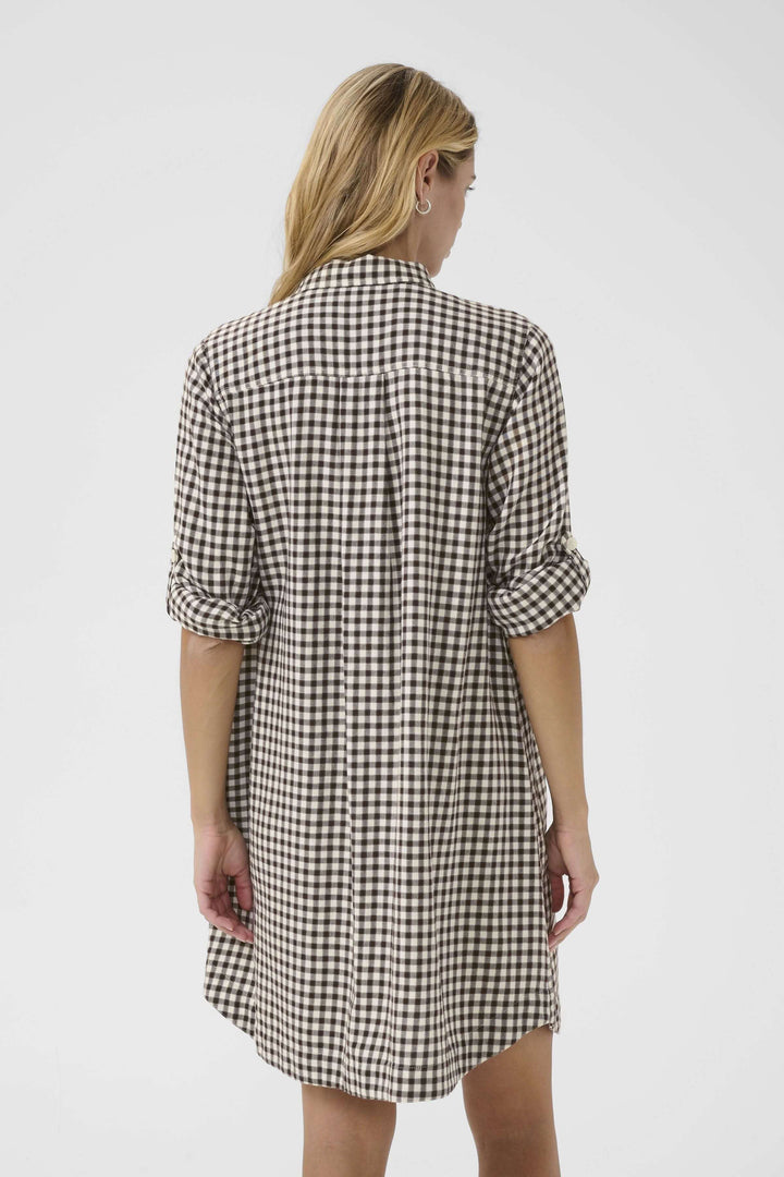 Femme portant la Robe Sardias à carreaux avec manches retroussables, vue de dos.