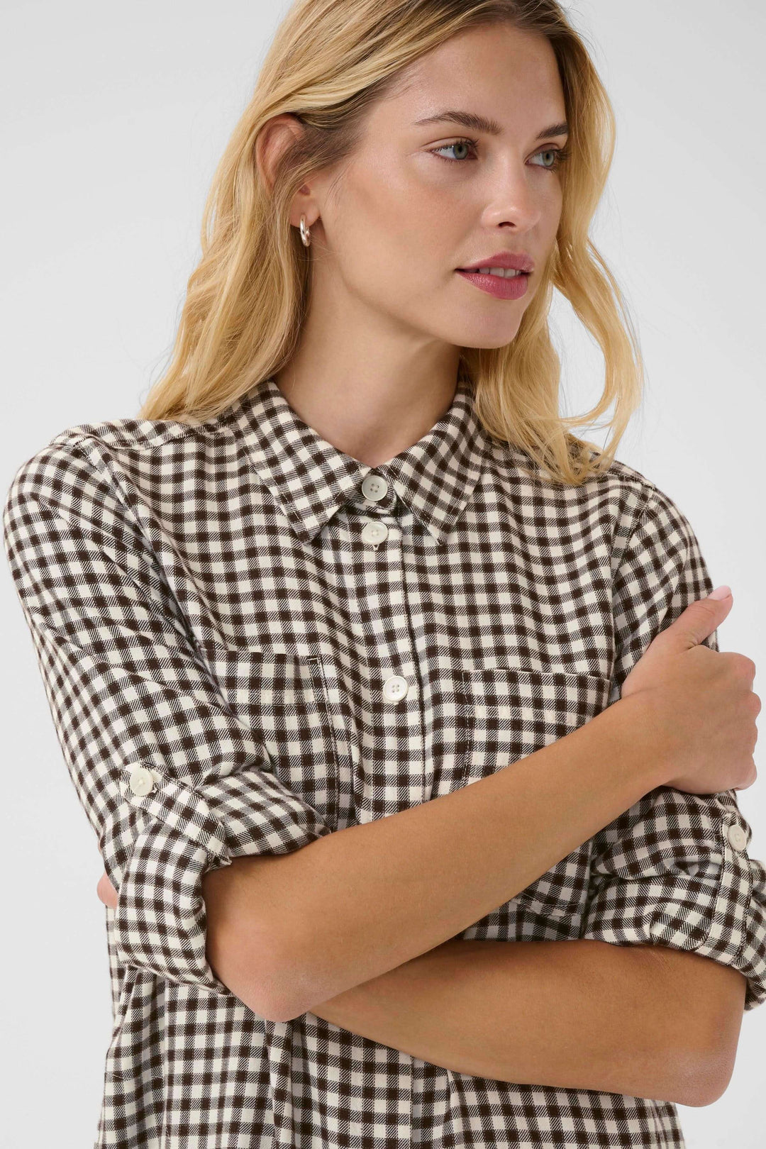 Robe Sardias à carreaux, manches retroussables, classique et moderne, look casual-chic.