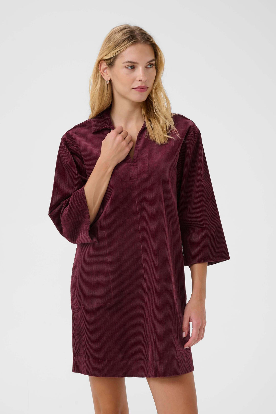 Robe Sharri en velours côtelé bordeaux, coupe droite, manches trois-quarts, encolure en V, style décontracté-chic.