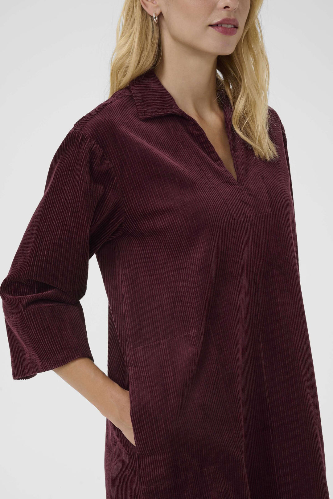 Robe Sharri en velours côtelé bordeaux avec manches trois-quarts et encolure en V, style décontracté-chic.