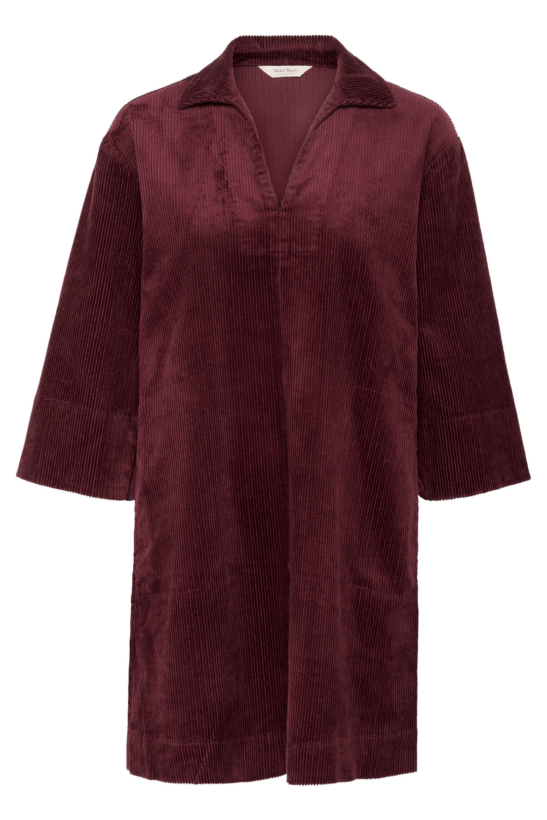 Robe Sharri en velours côtelé bordeaux, coupe droite décontractée, manches trois-quarts et encolure en V.