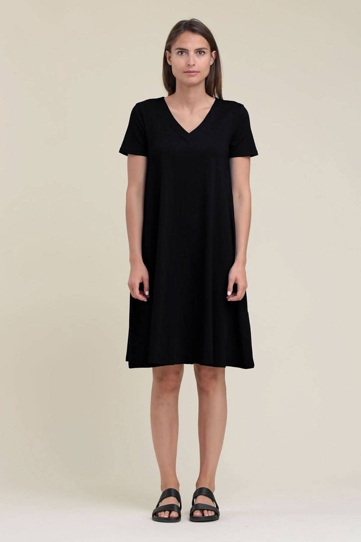 Robe Taos noire, ample avec manches courtes et encolure en V, longueur genoux, habillée simplement.
