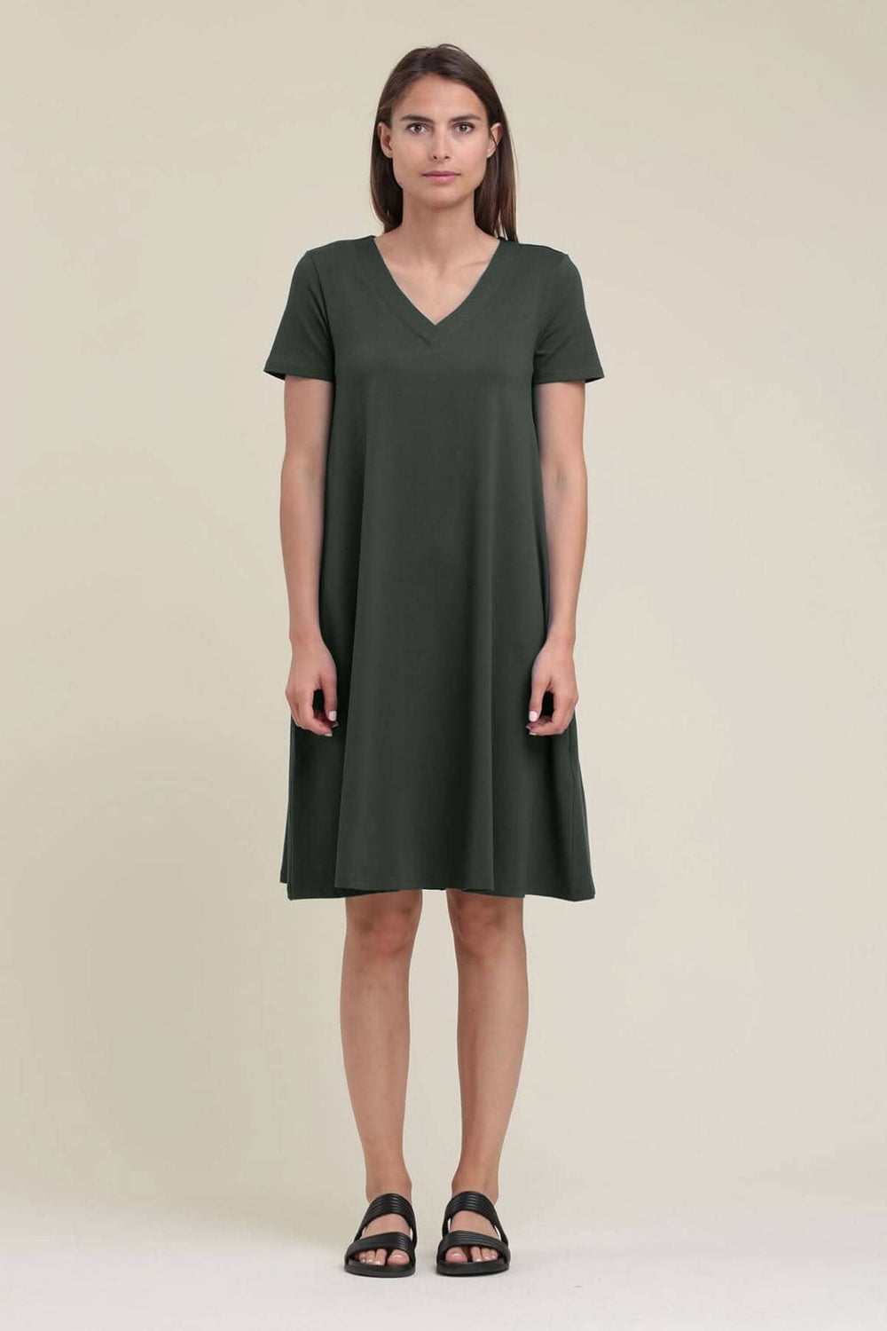 Robe Taos en coton vert olive, manches courtes, encolure en V, longueur genoux, style décontracté.