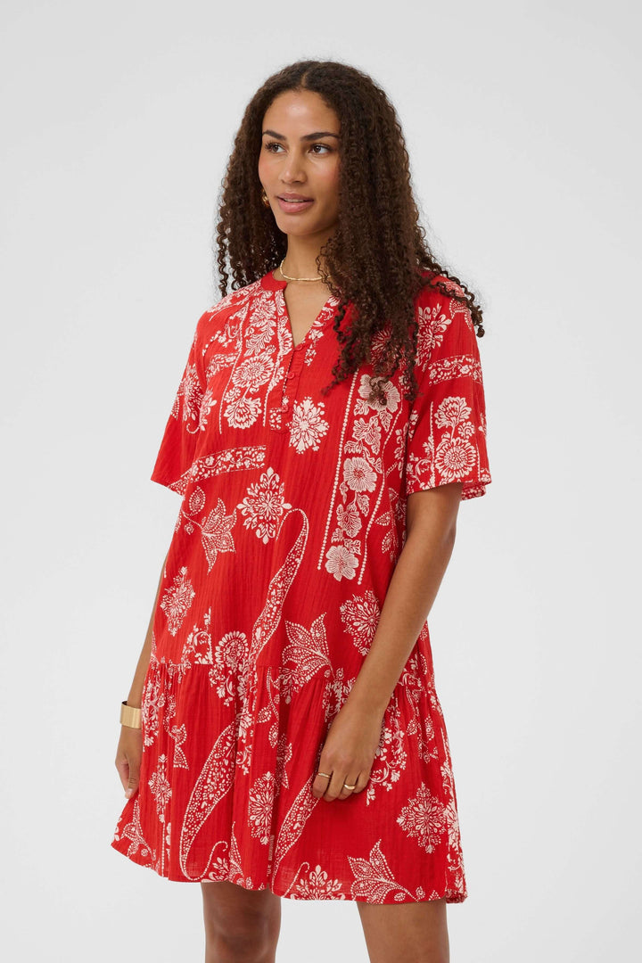 Robe Tiah courte imprimée à manches courtes en rouge avec imprimé décoratif, manches courtes, encolure en V, idéale pour l&