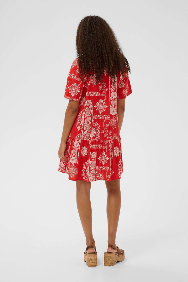 Robe Tiah courte imprimée à manches courtes avec motif décoratif, vue arrière montrant la coupe fluide et volantée parfaite pour l&