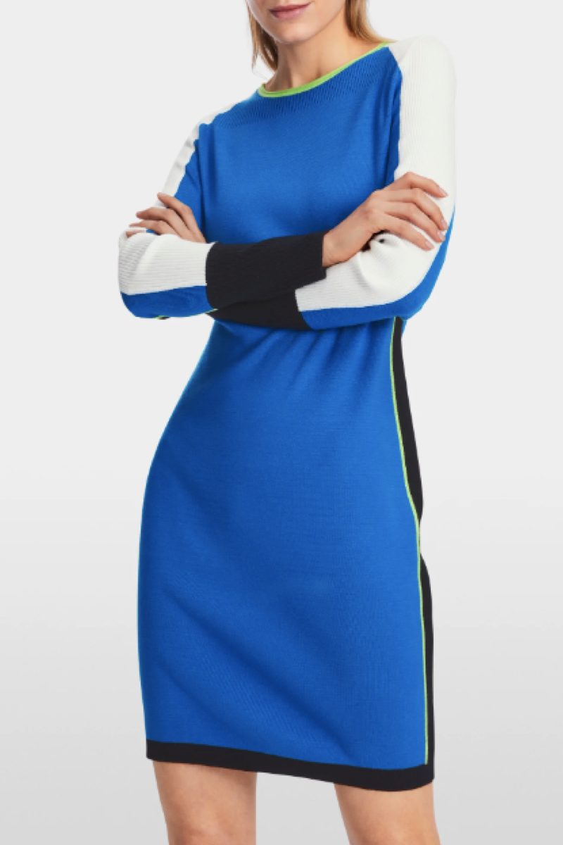 Robe ajustée en tricot bleu avec manches côtelées, couture colorée etourlet stylé.