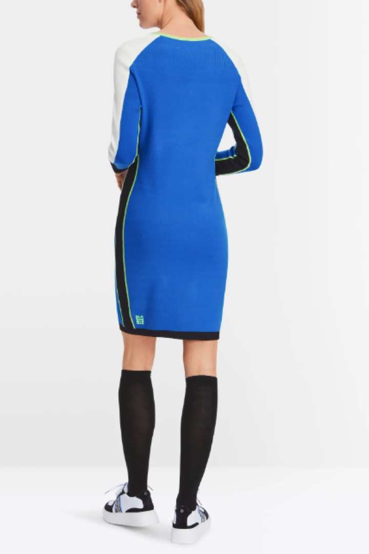 Robe ajustée en tricot bleu avec manches blanches et détails colorés, vue arrière, style moderne.