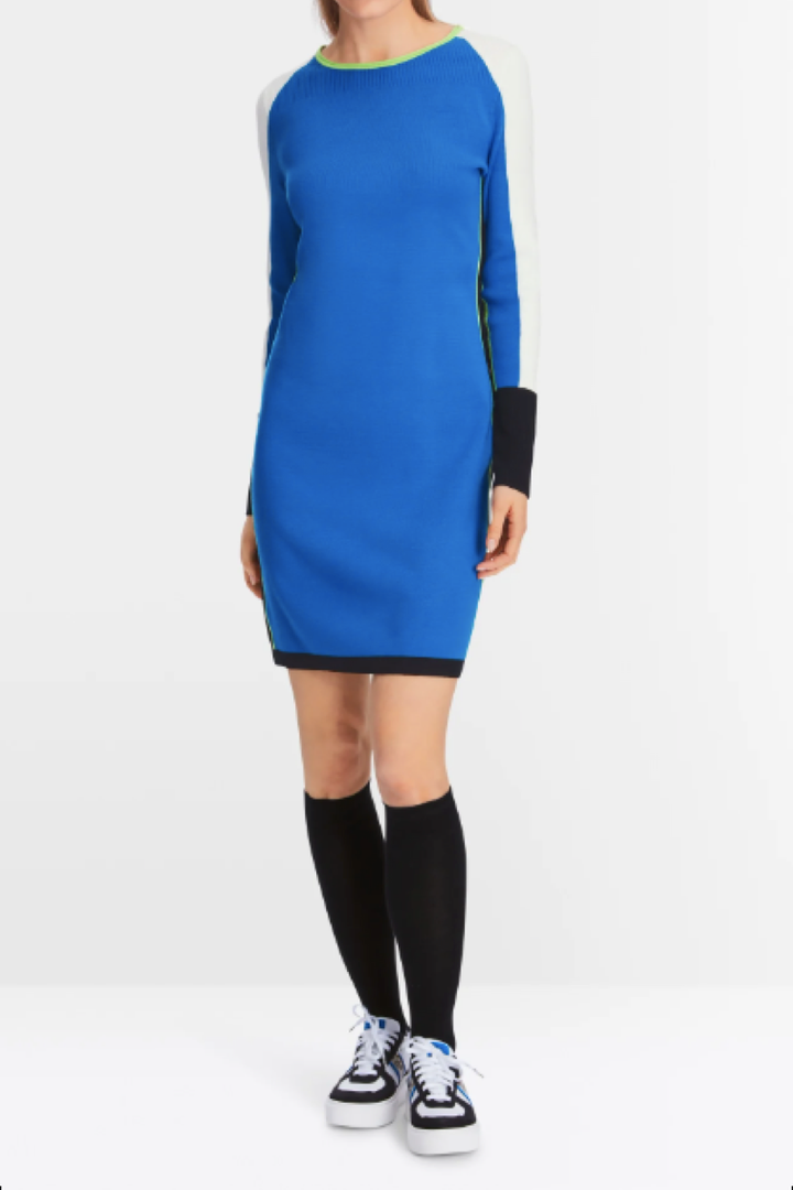 Robe ajustée en tricot près du corps avec manches côtelées et couleurs vives.