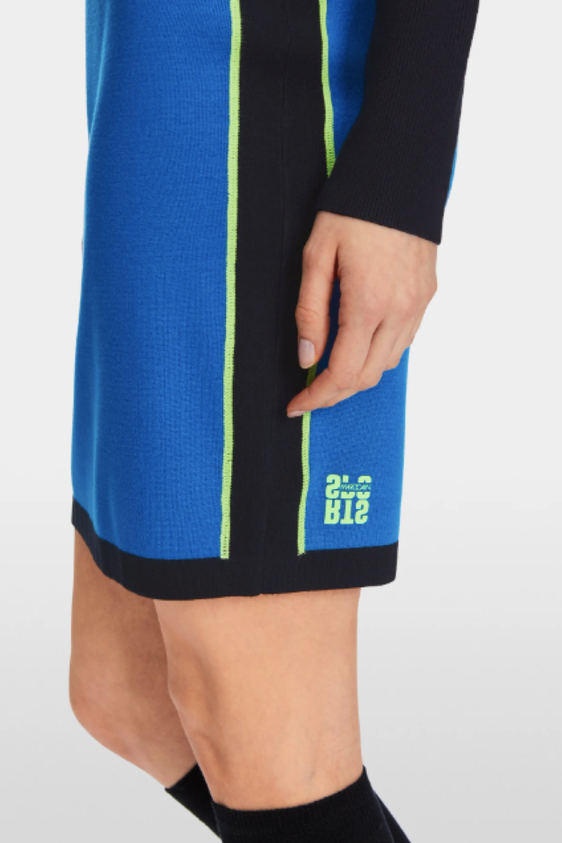 Robe ajustée tricotée en fibres douces, couleur bleue avec détails côtelés et couture verte.