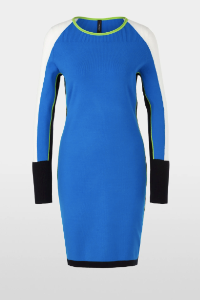 Robe ajustée en tricot bleu avec détails côtelés et coutures vives, effet élégant et moderne.