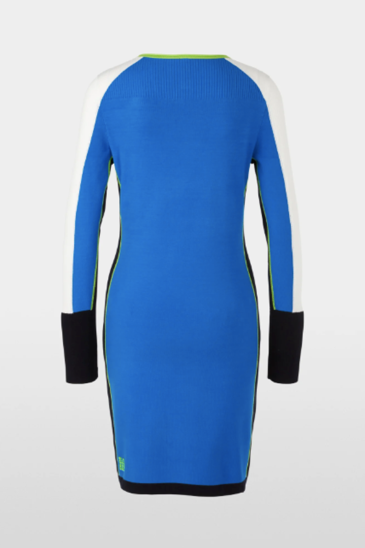Robe ajustée en tricot, couleur bleue avec détails côtelés et surpiqûres contrastantes
