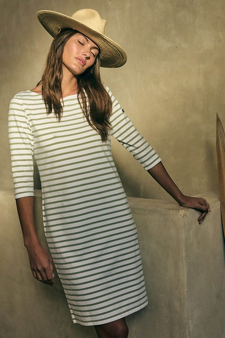 Robe anti-UV Propriano à rayures, manches 3/4, style féminin et décontracté, portée avec un chapeau.