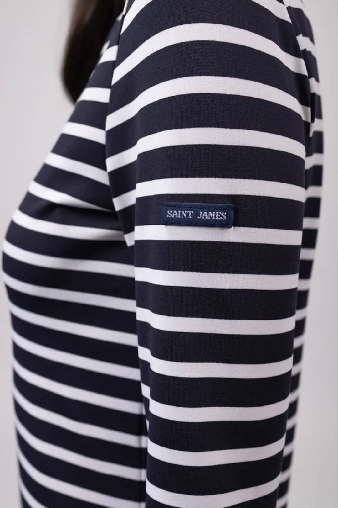 Robe anti-UV Propriano avec rayures marines et logo Saint James, mettant en valeur sa coupe ajustée et féminine.