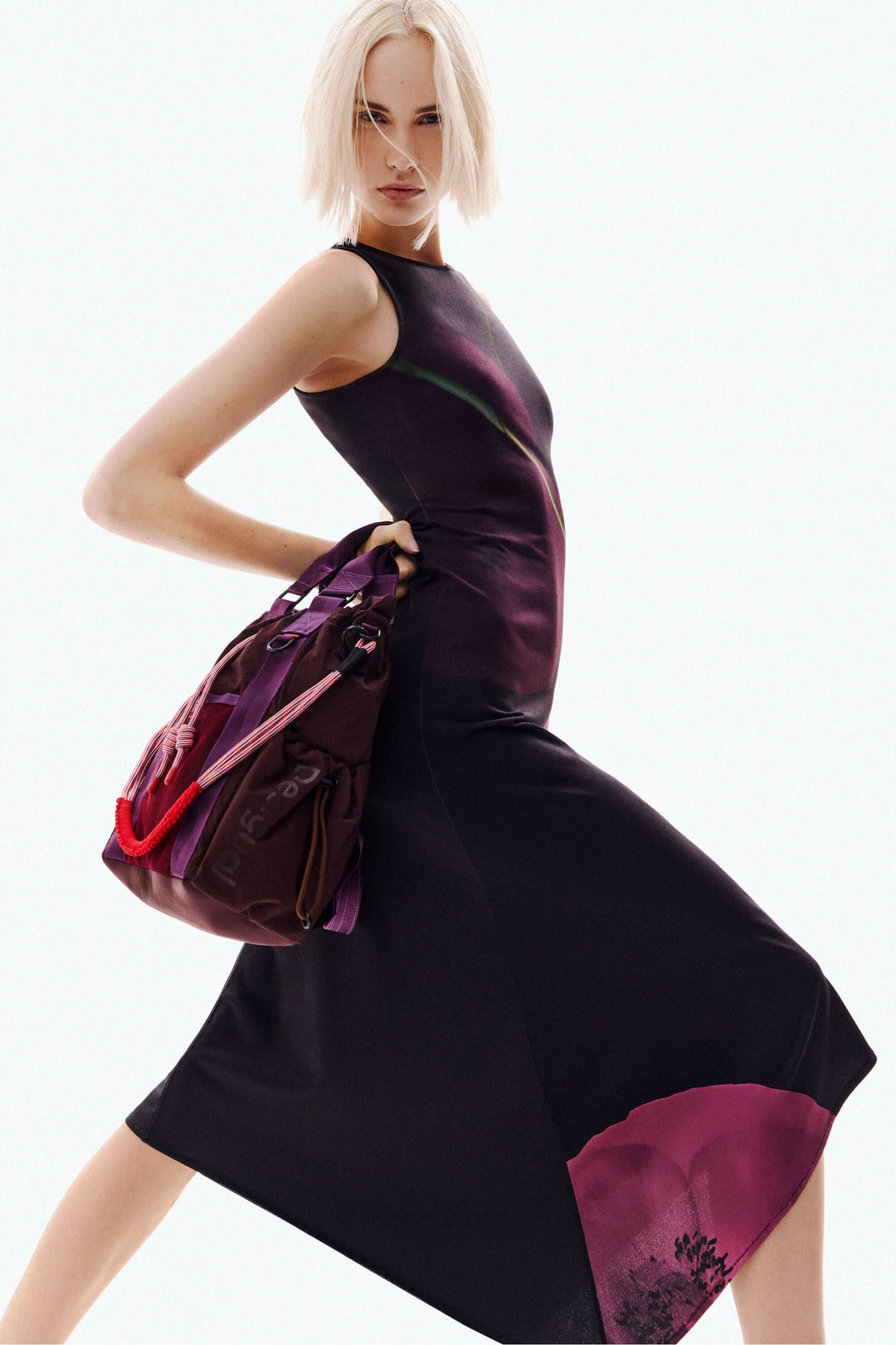 Robe asymétrique coquelicot sans manches, imprimé floral artistique, silhouette fluide et ourlet moderne, tenue élégante et décontractée.