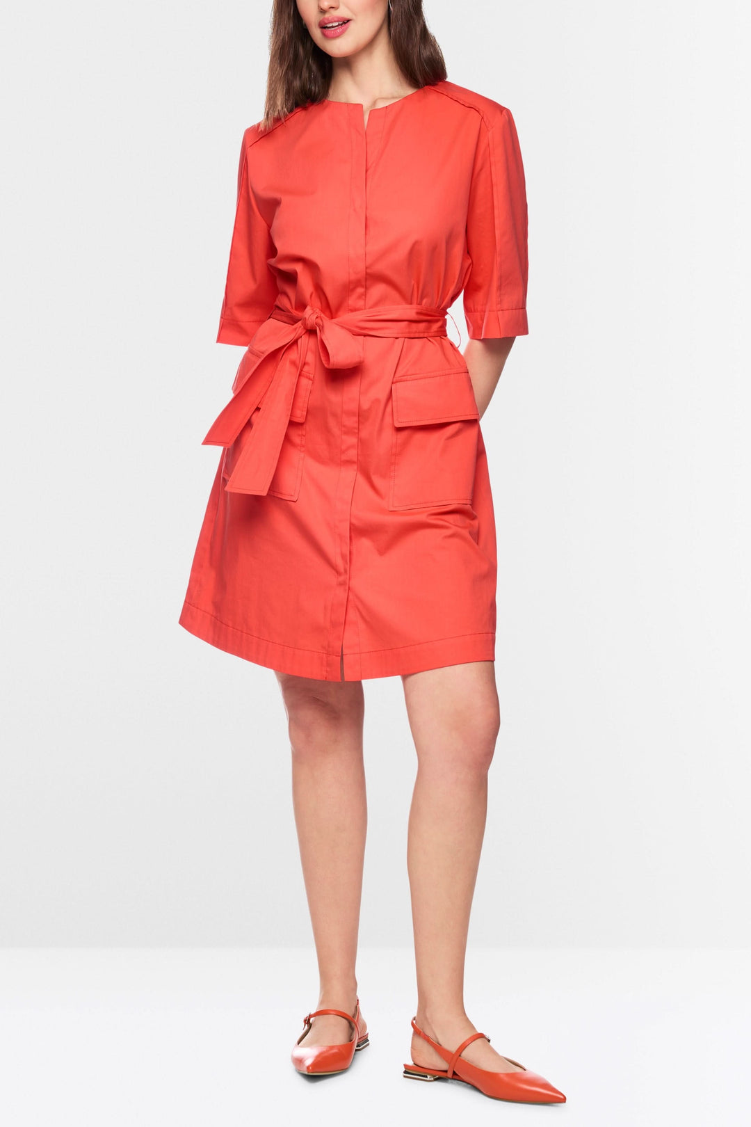 Robe ceinturée à manches courtes rouge avec ceinture à nouer, détails utilitaires pour un look moderne et polyvalent.