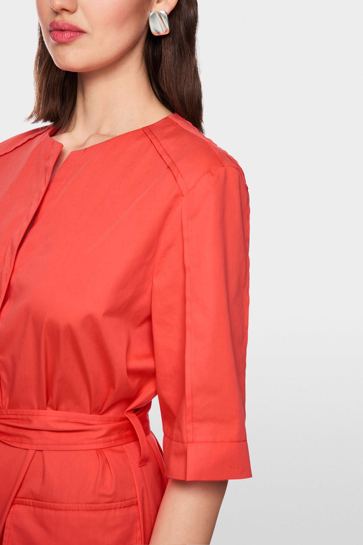 Robe ceinturée à manches courtes avec encolure ronde et design épuré, parfait pour un look moderne et structuré.