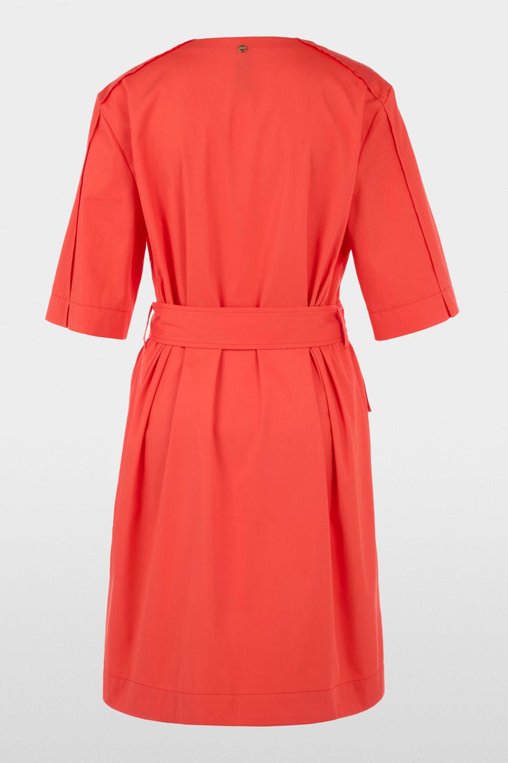 Robe ceinturée à manches courtes en rouge avec design moderne et taille structurée, vue de dos.