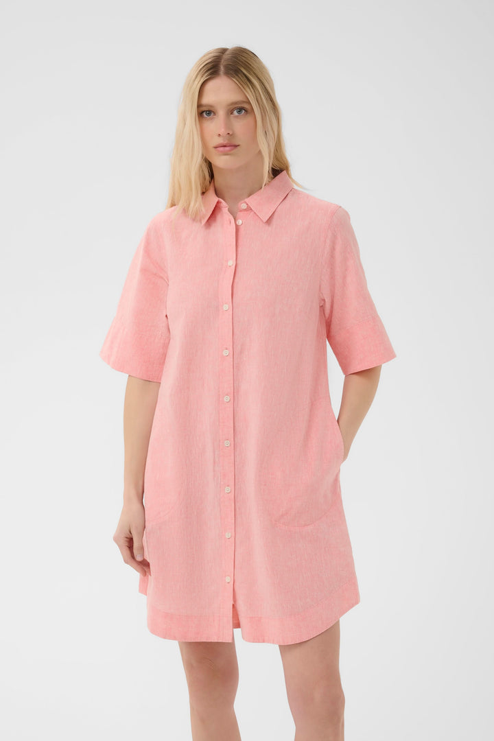 Robe chemise Berrit fluide à manches courtes en tissu léger, idéale pour un style décontracté et élégant avec fermeture boutonnée.