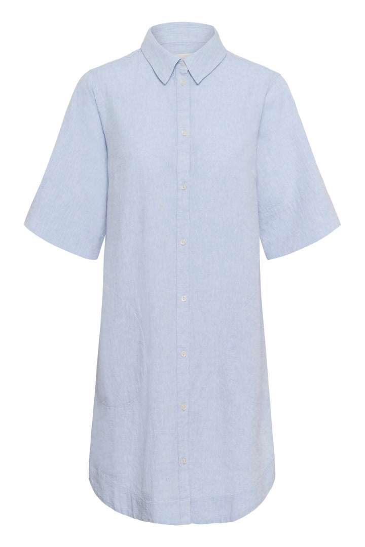 Robe chemise Berrit fluide à manches courtes, modèle bleu clair à fermeture boutonnée, col chemise et poches latérales.