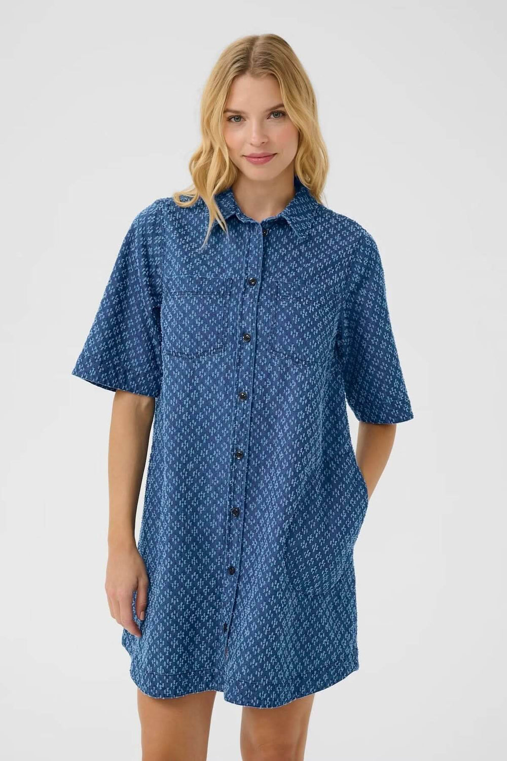 Robe-chemise en denim léger avec motifs géométriques, coupe ample et fluide, manches courtes et col chemise
