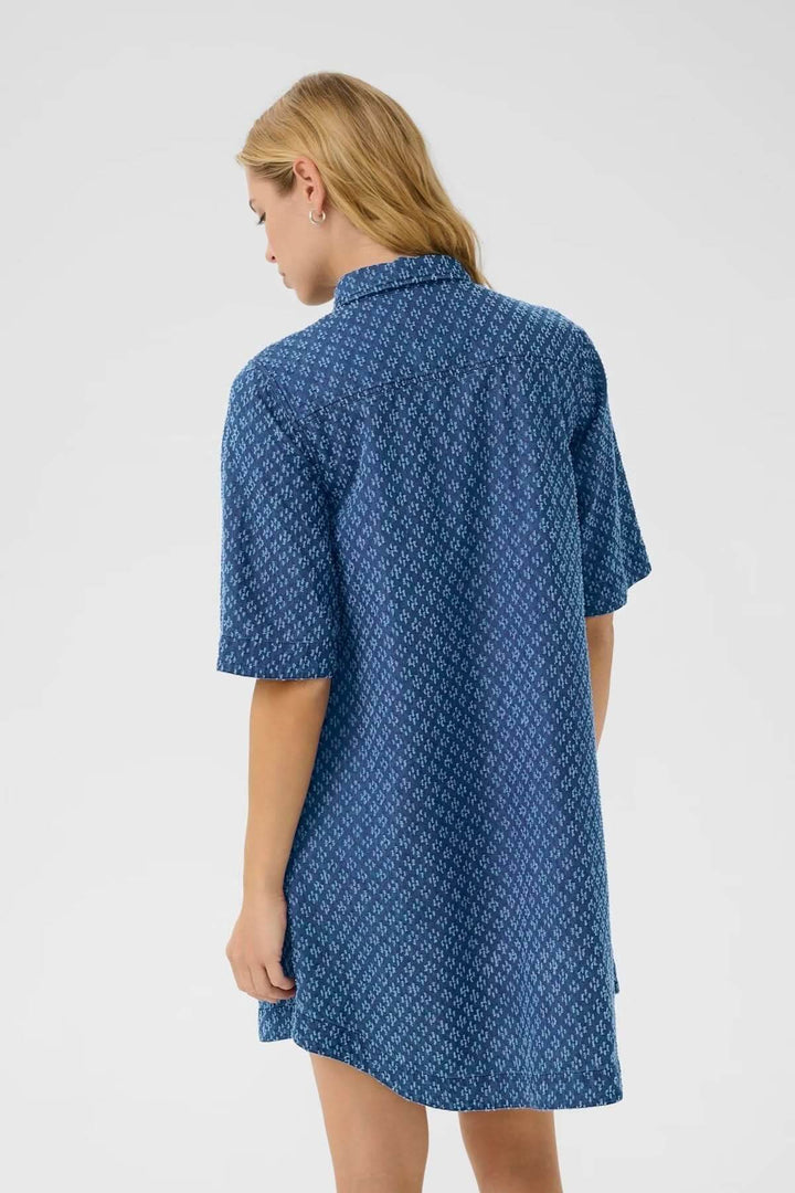Robe-chemise en denim léger à motifs géométriques, vue arrière, parfaite pour l'été.