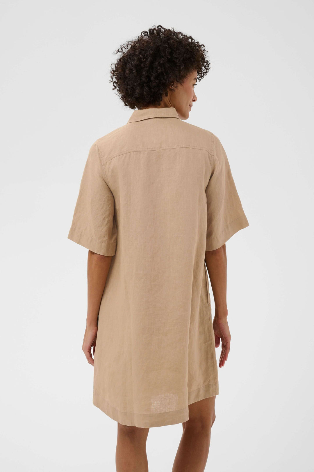 Vue arrière de la robe chemise en lin Sardiae pour un style décontracté et épuré.