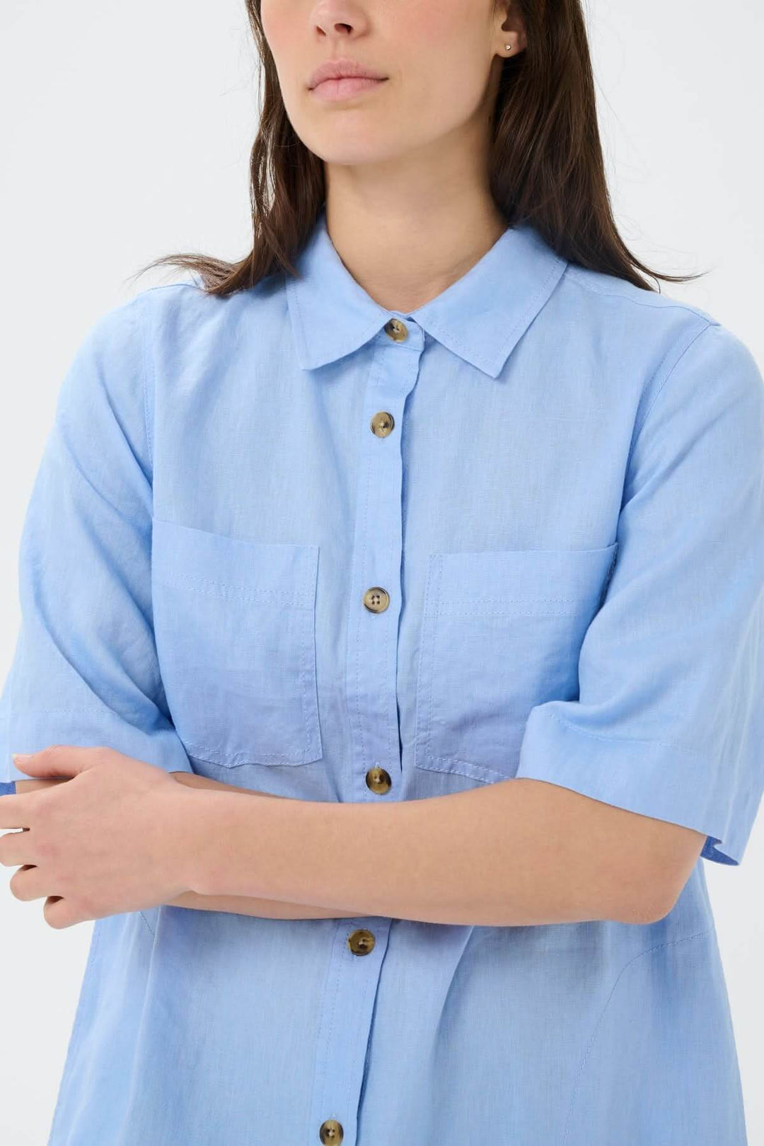 Robe chemise en lin Sardiae bleue avec boutonnière classique. Décris moi le produit en français. Style épuré et décontracté.