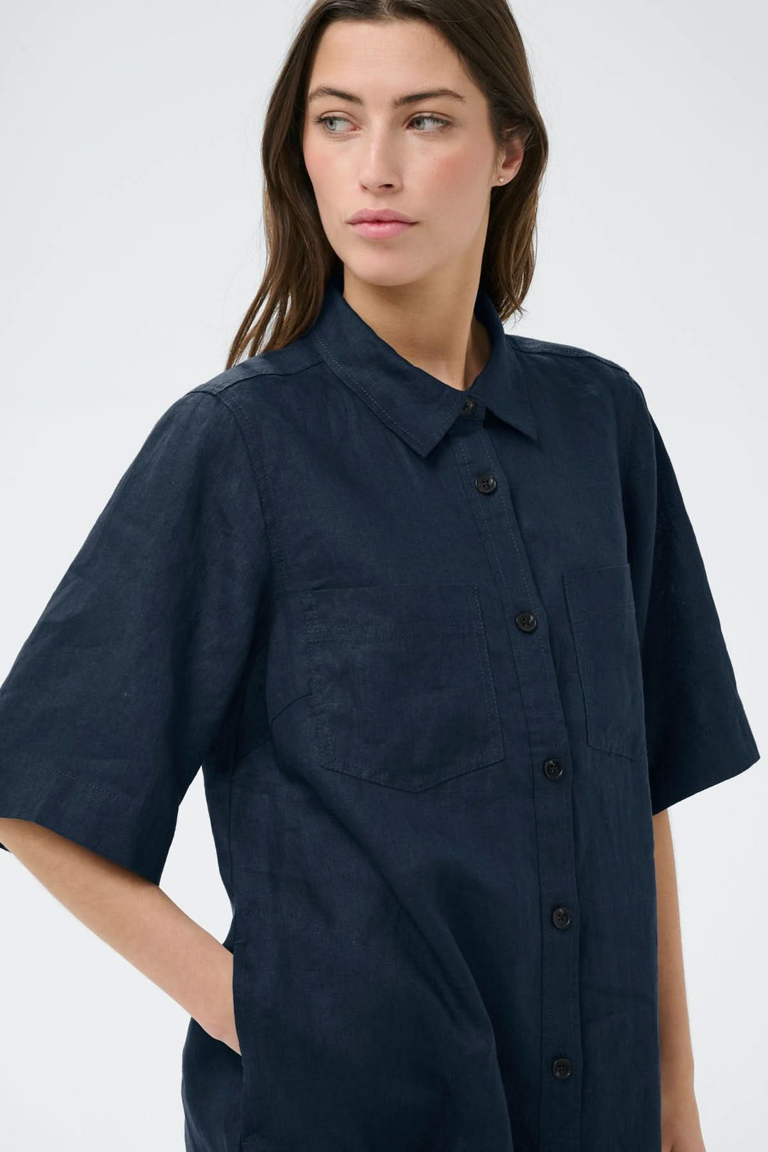 Robe chemise en lin Sardiae au design droit pour un style décontracté et soigné, avec fermeture boutonnée, idéale pour le quotidien.