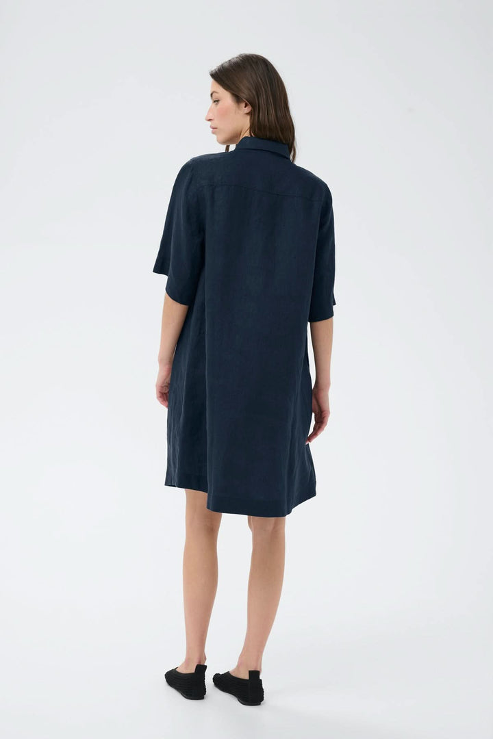 Vue arrière de la Robe chemise en lin Sardiae, silhouette droite, coupe fluide et fermeture boutonnée, idéale pour un look décontracté.