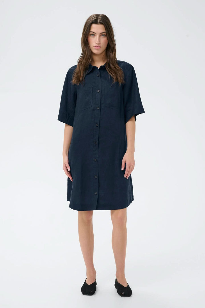 Robe chemise en lin Sardiae noire avec coupe droite, fermeture boutonnée, style décontracté et soigné pour look urbain minimaliste.