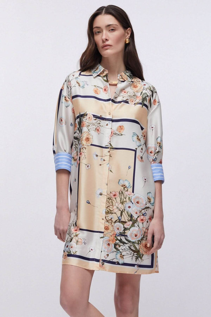 Femme portant une robe chemise à imprimé floral élégante et fluide, idéale pour un look raffiné et décontracté.