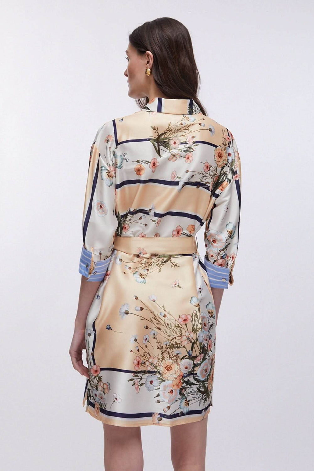 Robe chemise à imprimé floral vue de dos avec manches trois-quarts, idéale pour un style élégant et confortable.